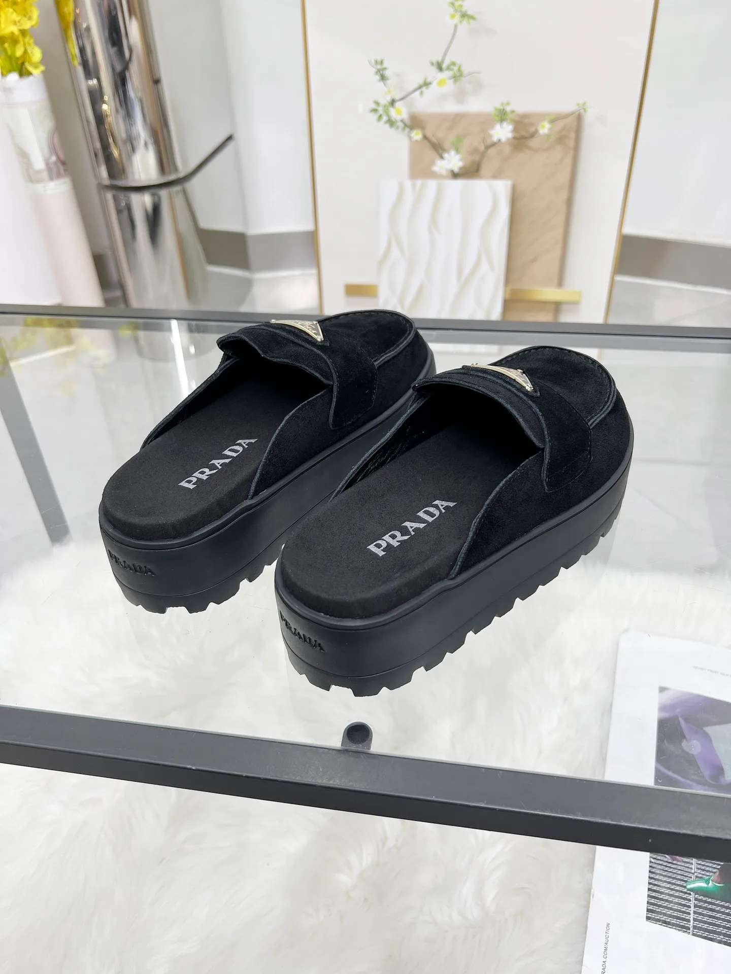 👟👟Ex-factory price 500👟👟 🌸Prada 2025 spring and summer new slippers 💫Velcro sandals The latest catwalk model, classic upgrades, comfort and fashionability coexist. Every color combination looks good, and the design matches different style needs ✅Upper: original customized cowhide ✅Inner lining: original customized sheepskin lining, cowhide feet ✅Outsole: original molded anti-slip outsole ✅Number of codes: 35-40 (41 customized, non-refundable and non-exchangeable)